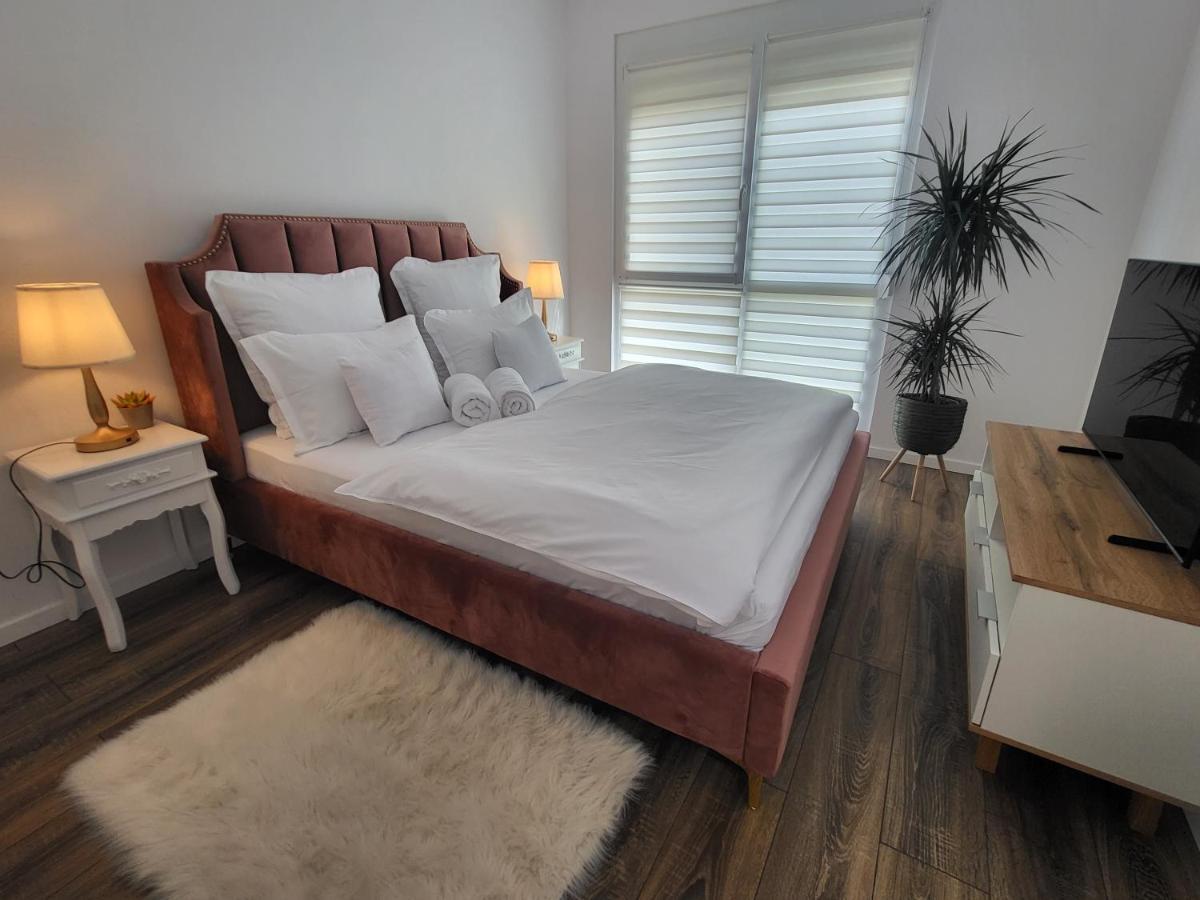 Sika Sunny Garden Apartment Arad Exterior foto